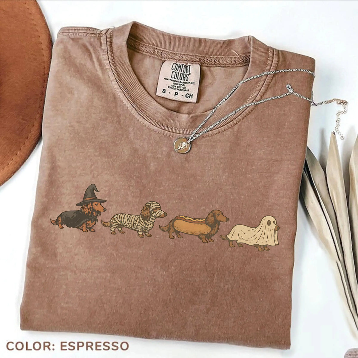 Comfort Colors Halloween Wiener Dog T-shirt Funny Dachshund Costume Tee Retro Fall Graphic T-shirt Cute Dog Lover Gift Unisex Halloween Gift Idea, Cotton Fabric